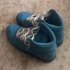 The shoes are blue and the size 5’5 there Nike